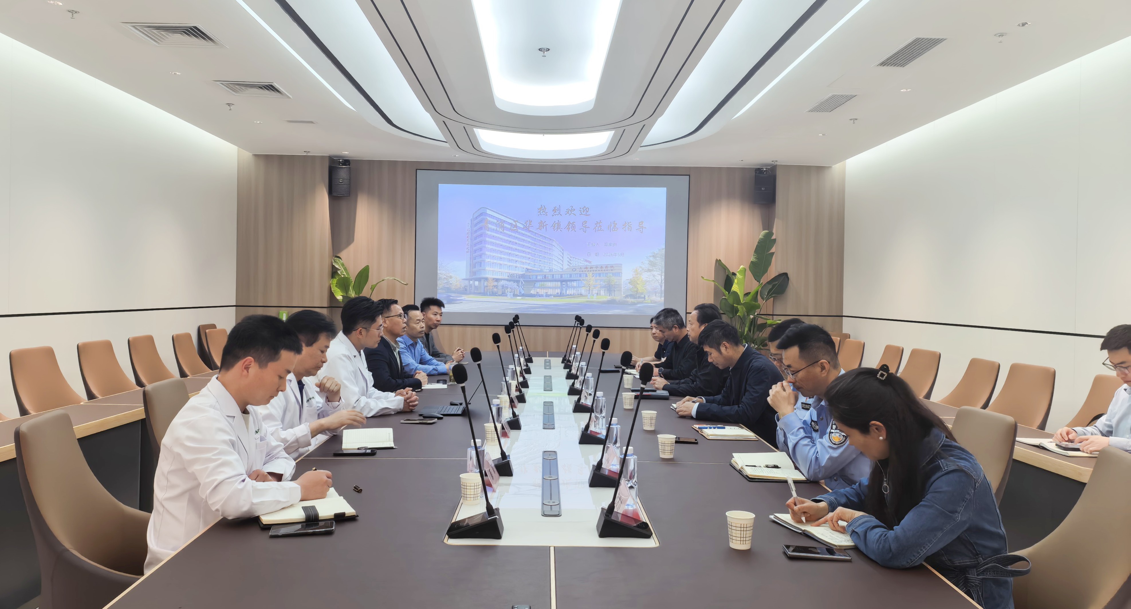 华新镇政府领导一行莅临上海新华泰医院调研指导